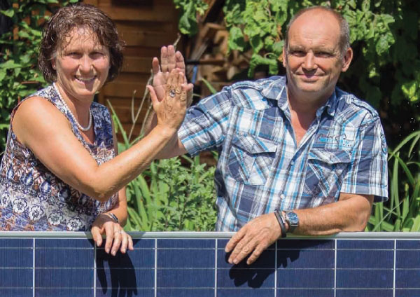 Ehepaar gibt High Five über Solarpanel