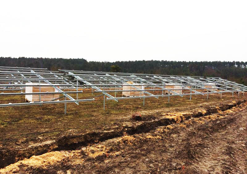 Errichtung der Unterkonstruktion für den Solarpark Dreißigacker