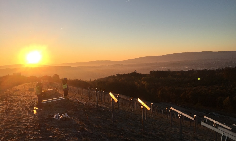 Solarpark im Bau bei Sonnenuntergang