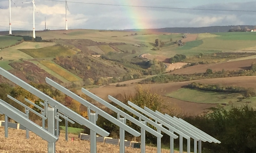 Solarpark im Bau mit Regenbogen