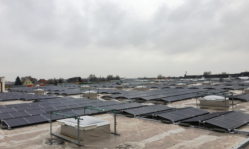 Große Photovoltaikanlage auf Flachdach