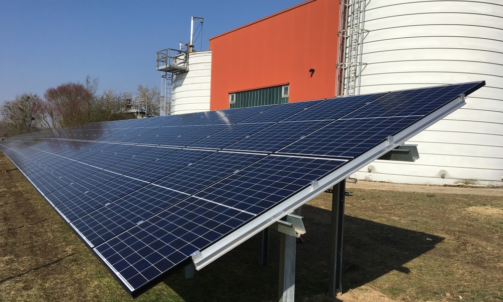 Solarpanels neben Industriehalle