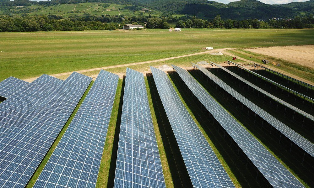 Solarpark auf Grünfläche